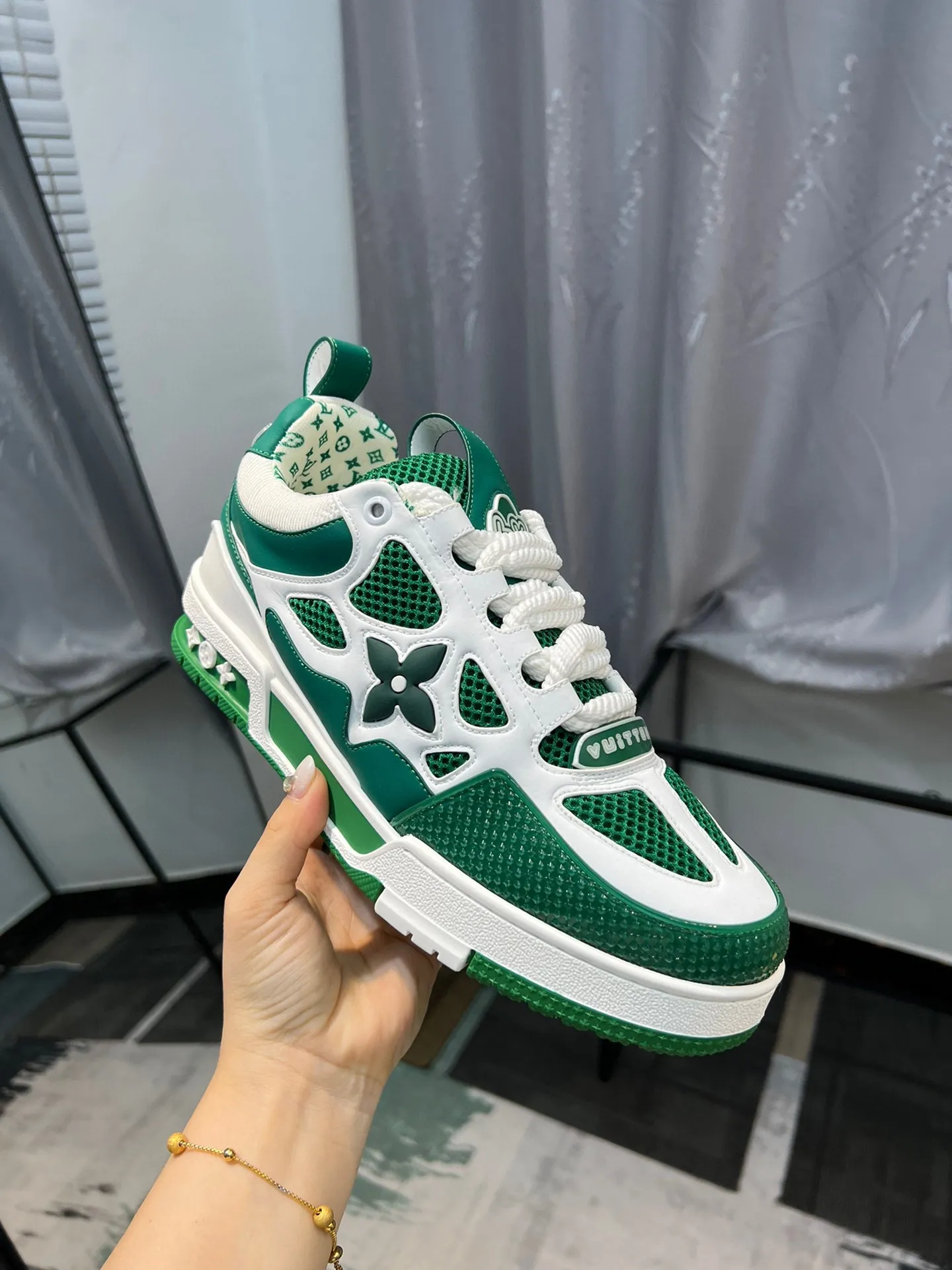 Men's men's shoes💰800 LV top version new style purchasing quality LV~Louis Vuitton LV TRAINER's best-looking sneakers, donkey brand strongly promotes new products, official website limited edition retro basketball sneakers! Both high-top and low-top models spent money to purchase 1:1 accurate reproductions of the originals. The details are invincible and full of sincerity. The imported custom-made original cowhide leather is the same as the original package. The details are 100% restored. The private model customizes the original one-piece TPU outsole. It is different from other brands. Without the original version, this effect cannot be achieved!                Men's and women's models 35-40 39-45 (46 is custom-made and cannot be returned or exchanged)